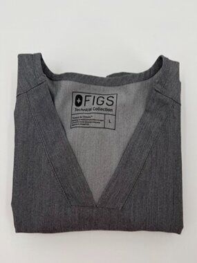 Figs Chisec Scrub Top Graphite Men's Size Large Pocket Sides Chest Pocket TM3000